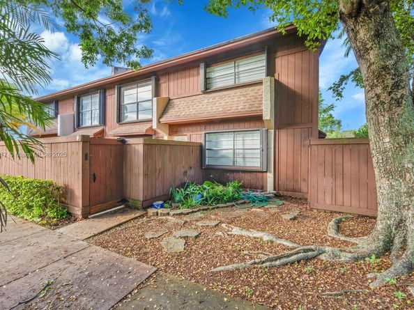 11500 SW 64th St H, Miami FL 33173