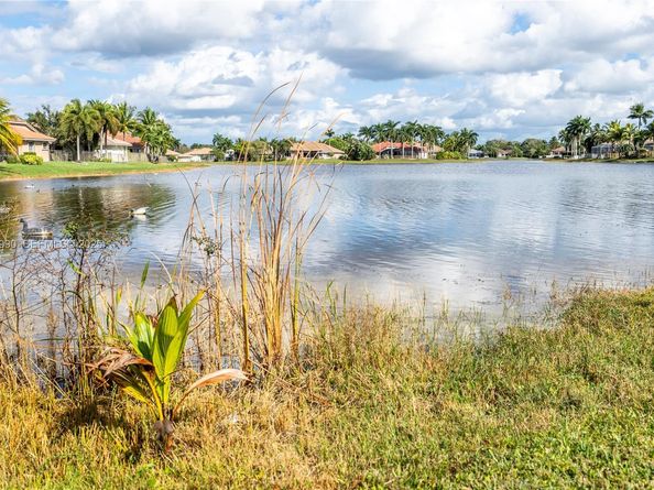 2994 Oakbrook Dr, Weston FL 33332