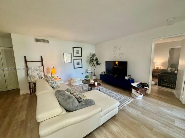 8810 SW 123rd Ct M202, Miami FL 33186
