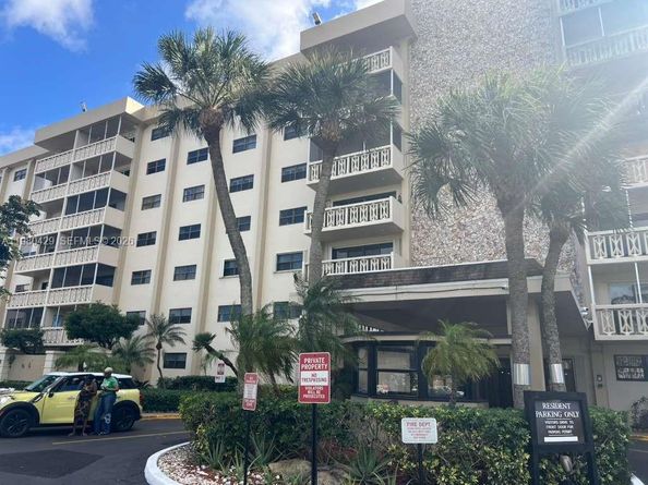 800 NE 195th St 501, Miami FL 33179