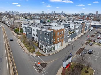 60 Cross St E