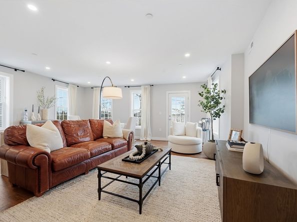 18-20 Crestway Rd 5, Boston MA 02128