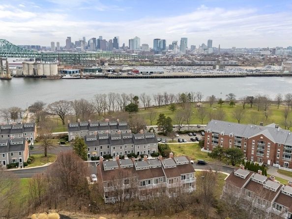 33 Breakwater Dr 33, Chelsea MA 02150