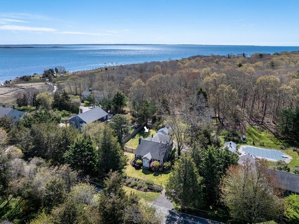 12 Noyes Ave, Mattapoisett MA 02739