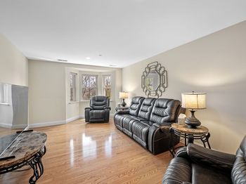 120 Wyllis Ave
