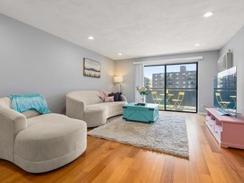32 Whites Ave