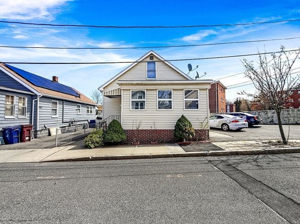14 Oak Ter, Everett MA 02149
