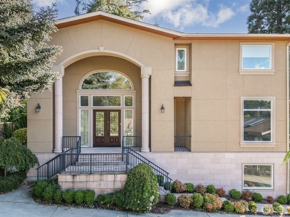 9426 Lake Washington Boulevard NE, Bellevue WA 98004