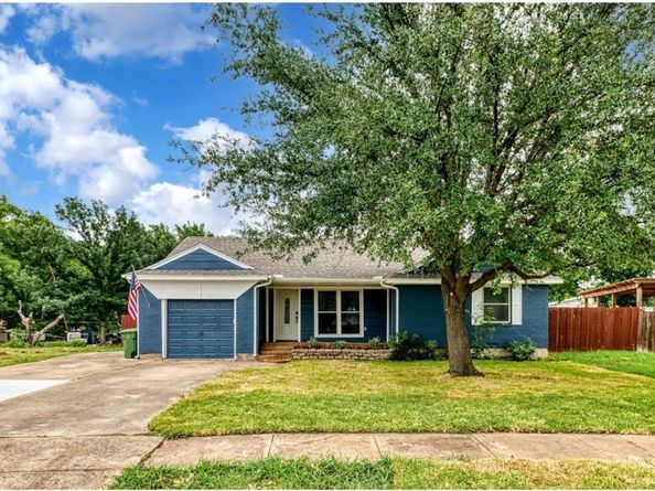 1413  Hill Street , Grapevine Texas 76051