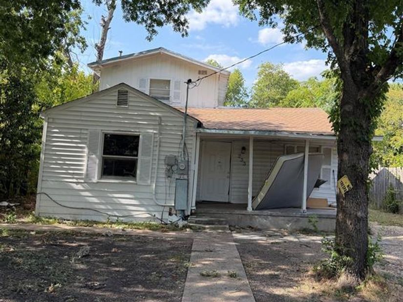 233 W Hammond Street , Lancaster Texas 75146