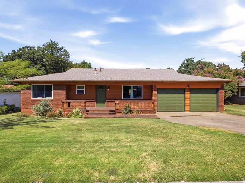 612  Oakwood Drive , Euless Texas 76040