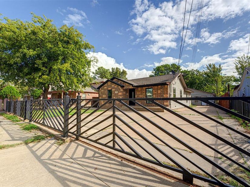 554  Pleasant Vista Drive , Dallas Texas 75217