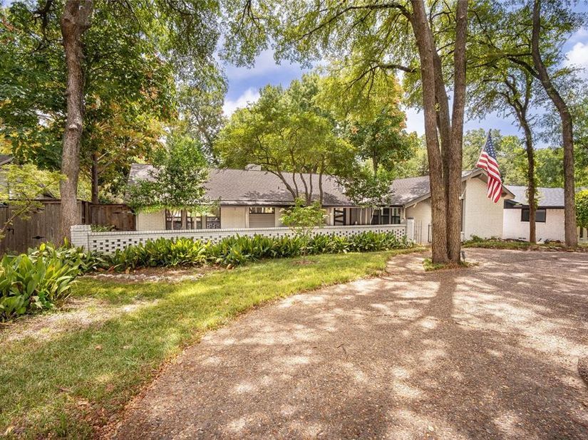 8242  San Cristobal Drive , Dallas Texas 75218