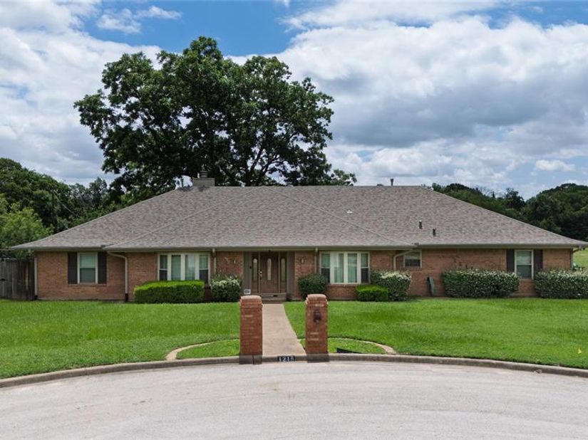1215  Oakwood Trail , Southlake Texas 76092