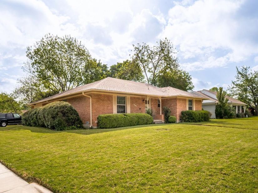 6224  Berryhill Street , Dallas Texas 75231