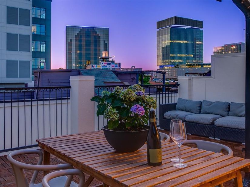 2123  Diversey Street , Dallas Texas 75201