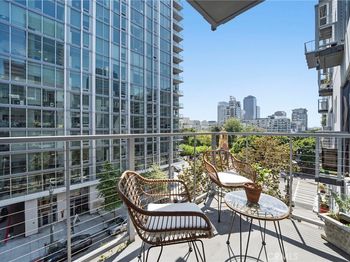 645 W 9th St #424