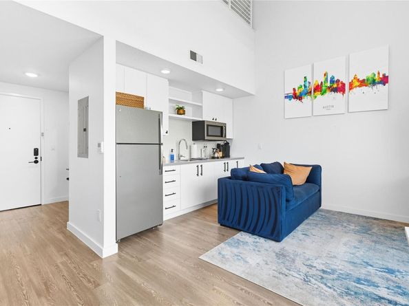 49 Navasota ST 205, Austin TX 78702