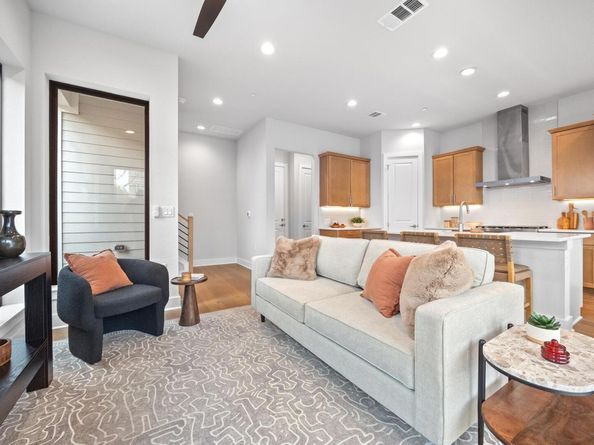 2707 Dulce LN 14, Austin TX 78704