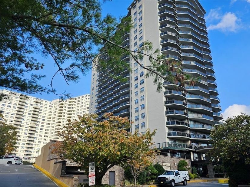 2077 Center Ave 22H, Fort Lee NJ 07024