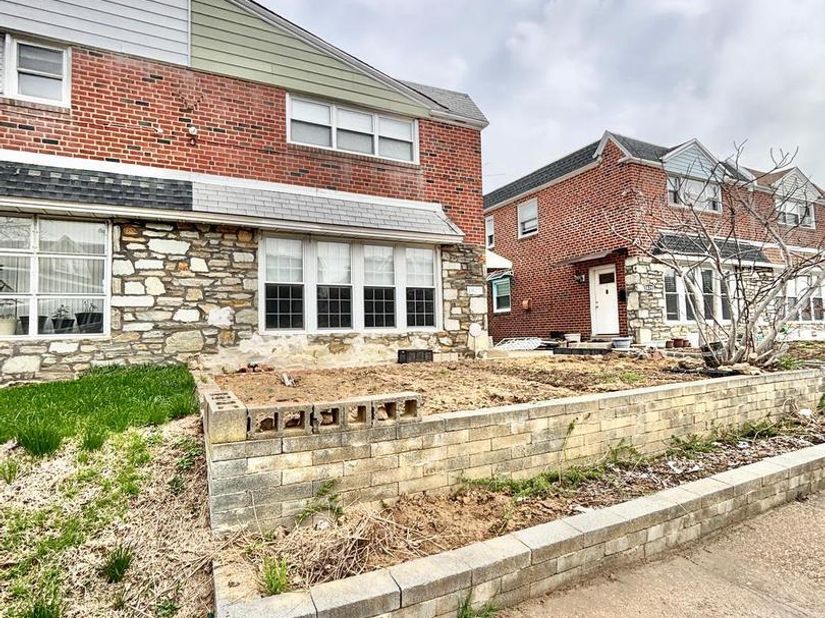 1827 Arnold Street, Philadelphia PA 19152