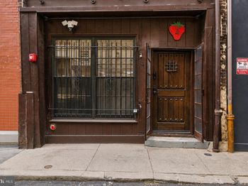 4 S Strawberry Street