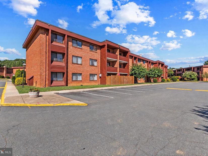1511 S George Mason Drive 23, Arlington VA 22204