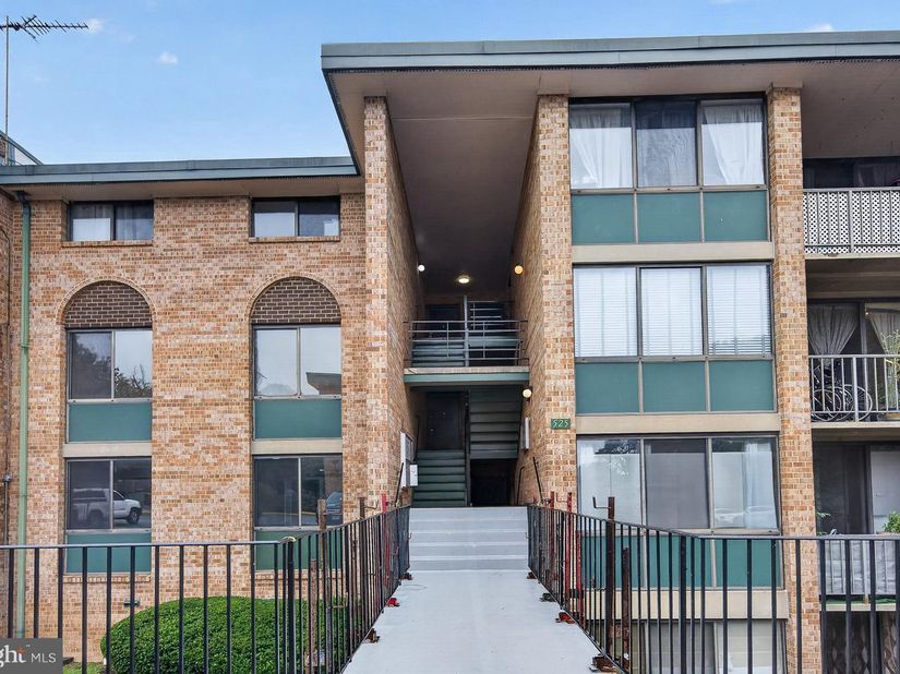 525 N Armistead Street 201, Alexandria VA 22312