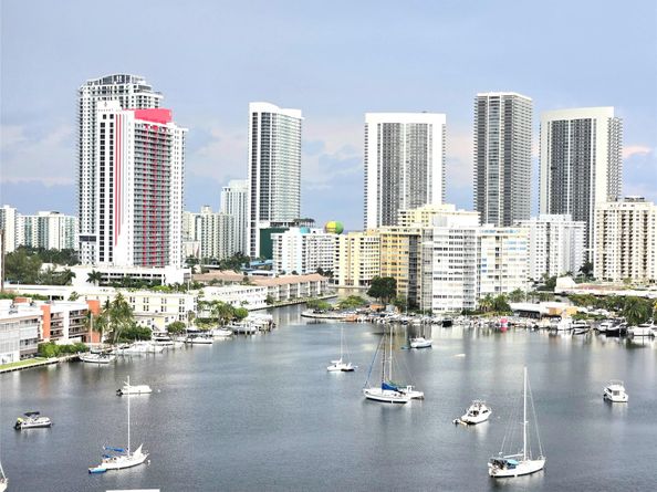 437 Golden Isles Dr 15G, Hallandale Beach FL 33009