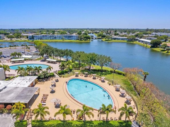 118 Sheffield E, West Palm Beach FL 33417