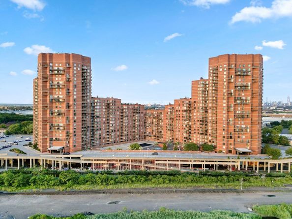 1633 Harmon Cove Tower 1633, Secaucus NJ 07094