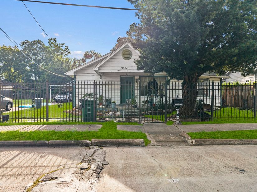 5604 Elysian Street, Houston TX 77009