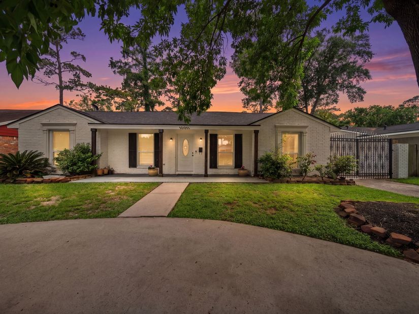 10011 Westview Drive, Houston TX 77055