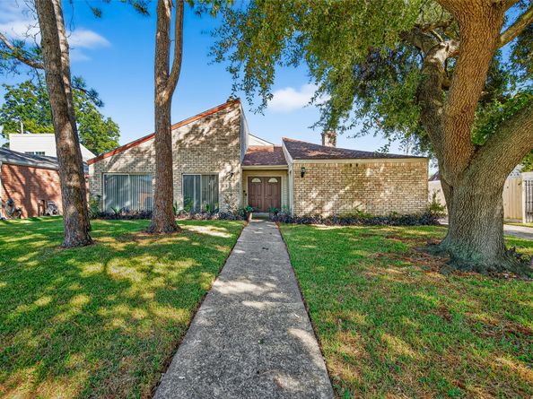7211 Las Brisas Dr, Houston TX 77083