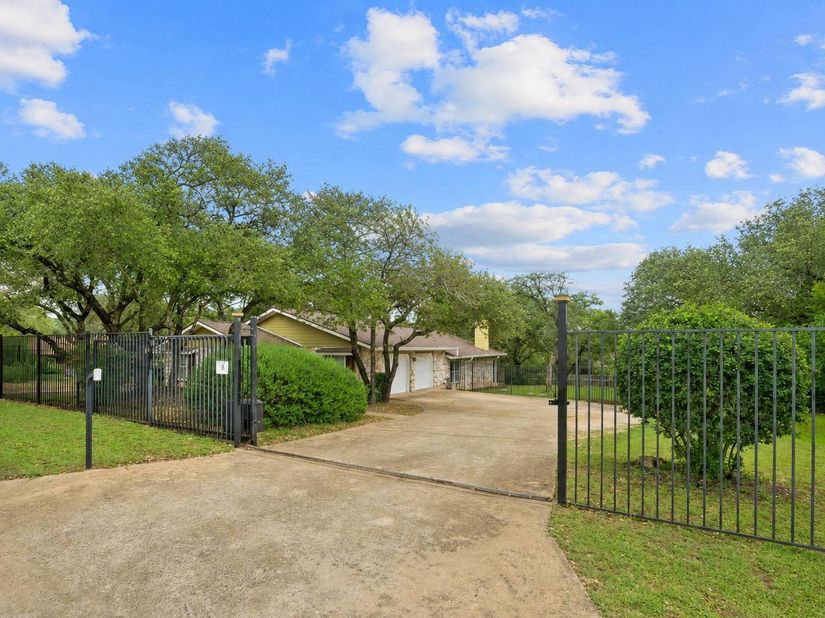 1211 Falcon Ledge DR, Austin TX 78746