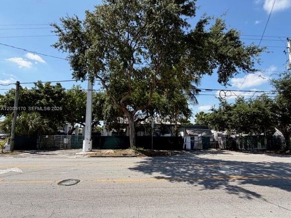 890 E 52nd Street, Hialeah FL 33013