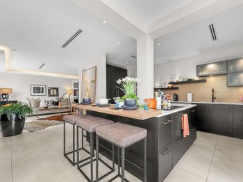 7819 Lakeside Boulevard