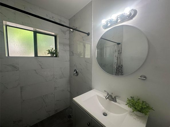 725 NW 1st Ct, Hallandale Beach FL 33009