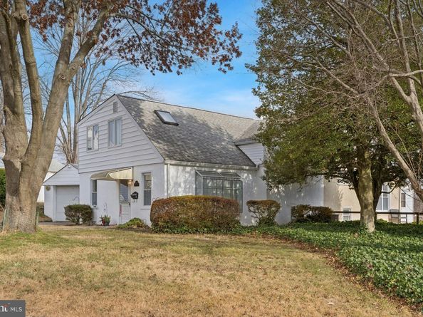 8613 Lykens Lane, Philadelphia PA 19128