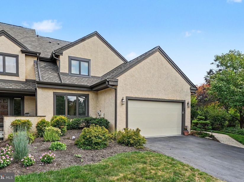 944 Hedgerow Court, Blue Bell PA 19422