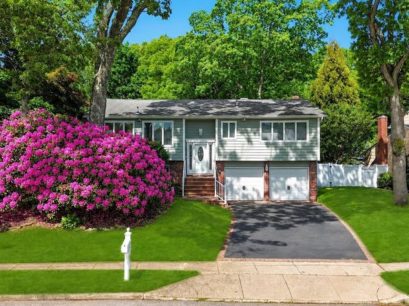 9 Quincy Lane, Smithtown NY 11787