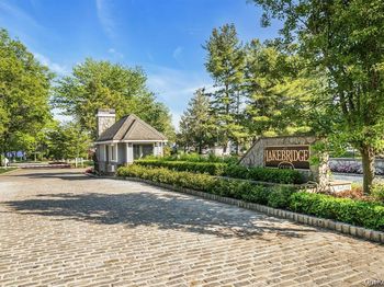 38 Lakebridge Drive S