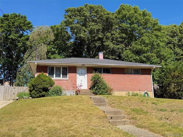 5 Robin Road, Selden NY 11784