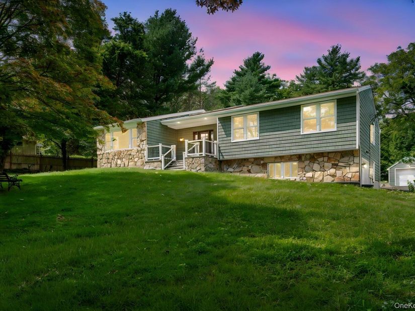40 Lakeside Drive, Centerport NY 11721