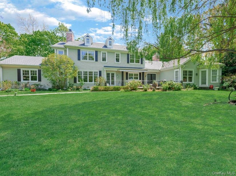 16 The Loch, Roslyn NY 11576