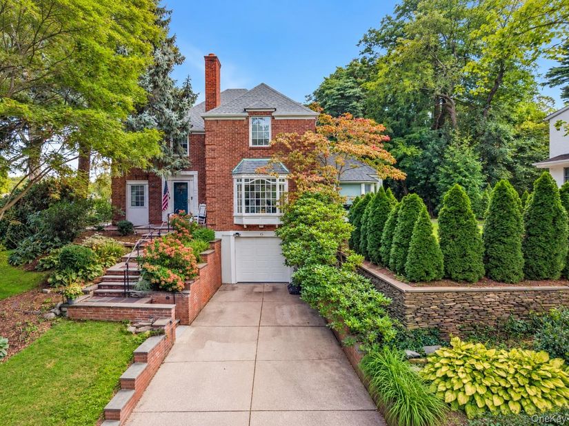6 Crowntop Road, Manhasset NY 11030
