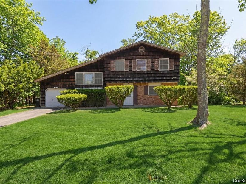 43 Village Lane, Hauppauge NY 11788