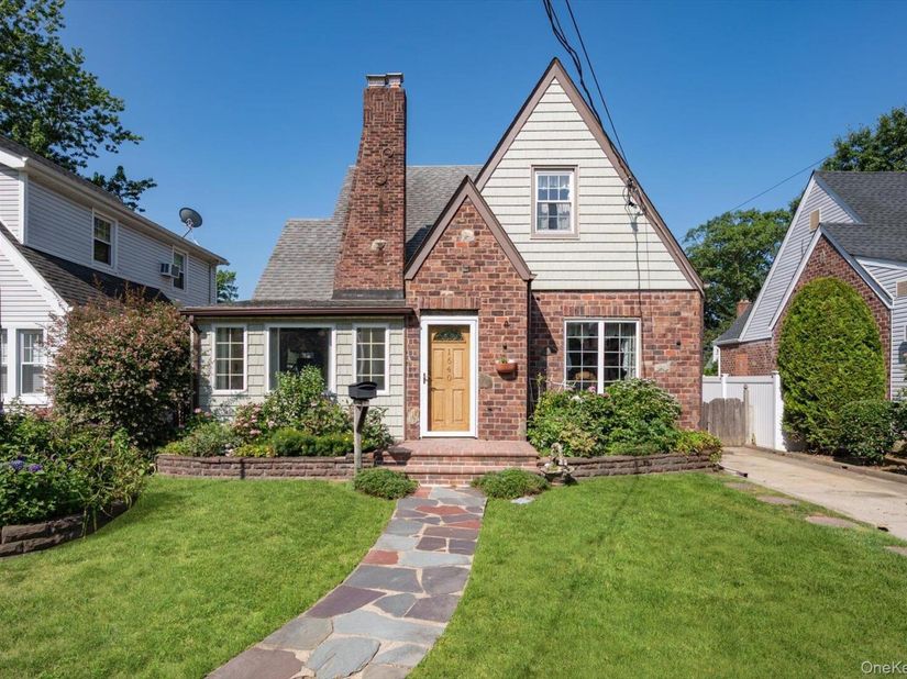 1640 Roosevelt Street, Baldwin NY 11510