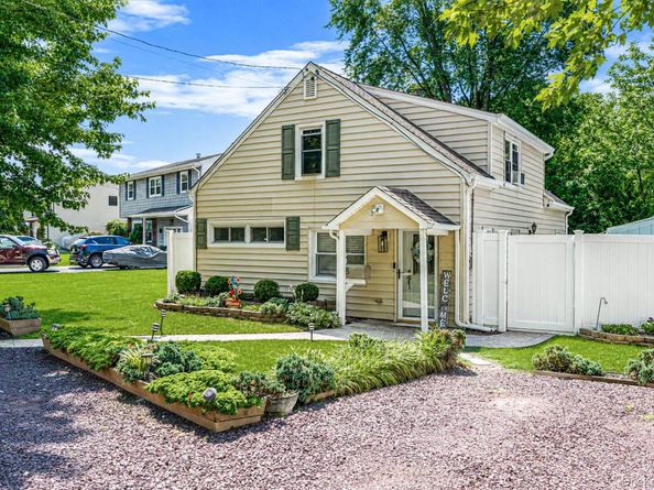 6 Gerek Avenue, West Islip NY 11795