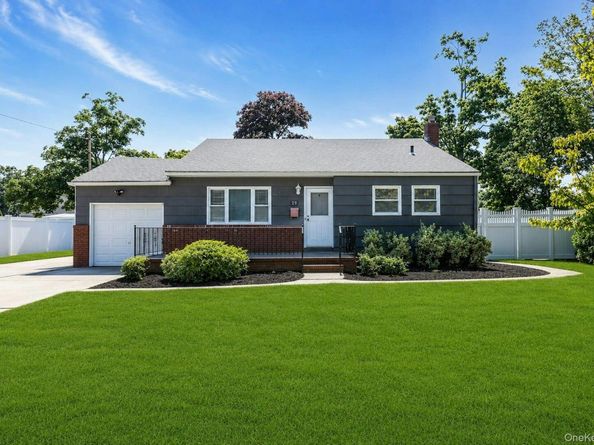 29 Edgewater Avenue, Bayport NY 11705